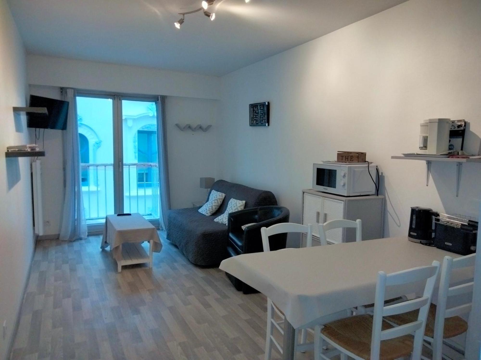 A 100m Avec Balcon Et Commodites, - Fr-1-331-61 *