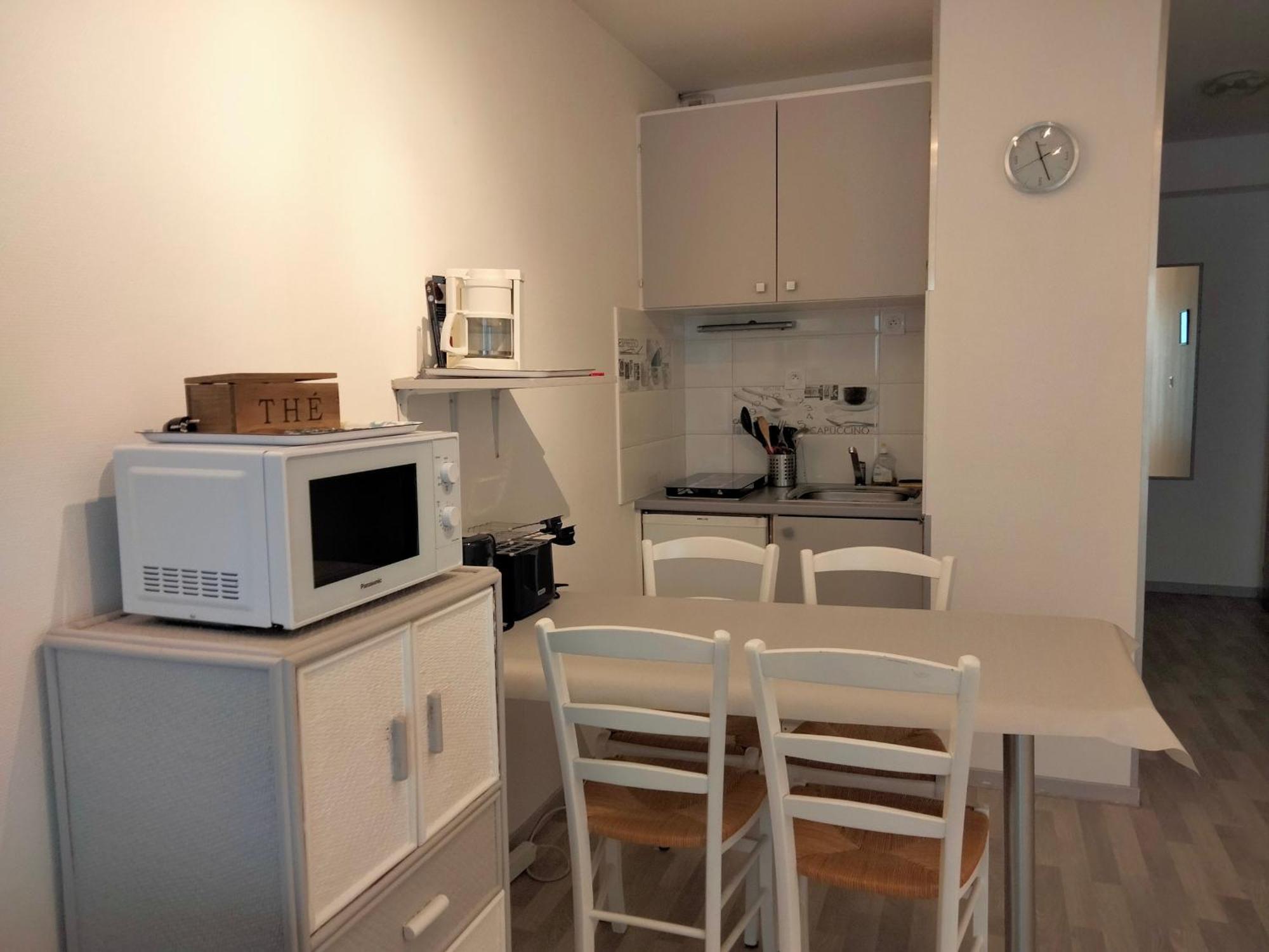 A 100m Avec Balcon Et Commodites, - Fr-1-331-61 Apartment