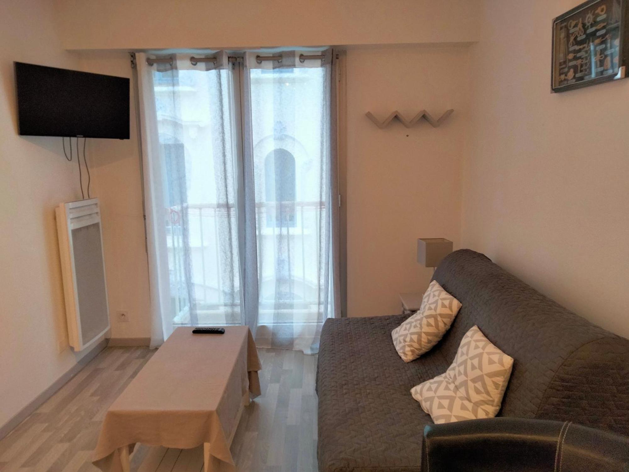 A 100m Avec Balcon Et Commodites, - Fr-1-331-61 *