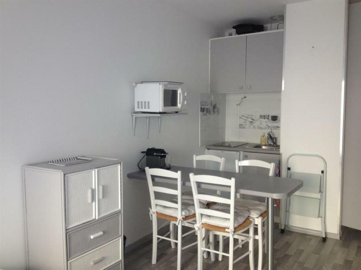 A 100m Avec Balcon Et Commodites, - Fr-1-331-61