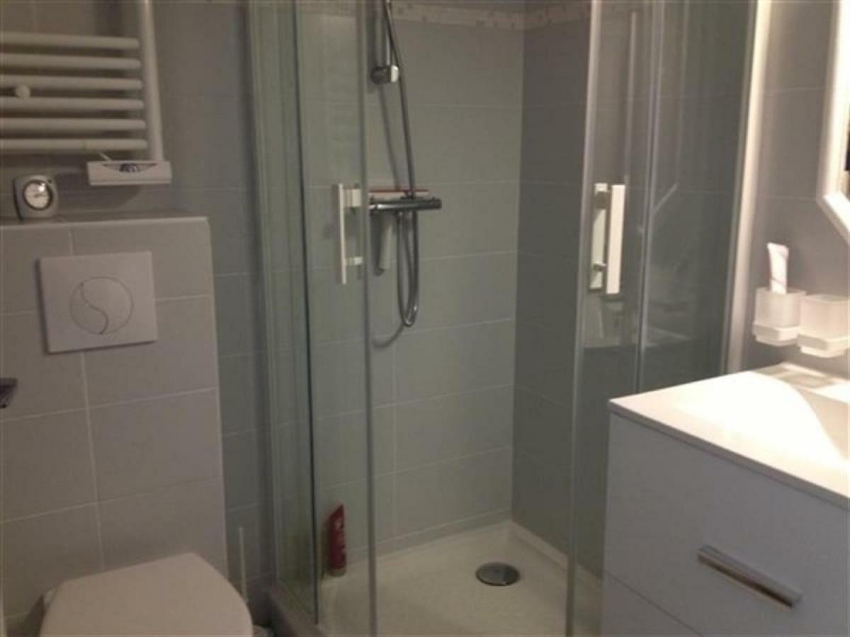 A 100m Avec Balcon Et Commodites, - Fr-1-331-61 Apartment *